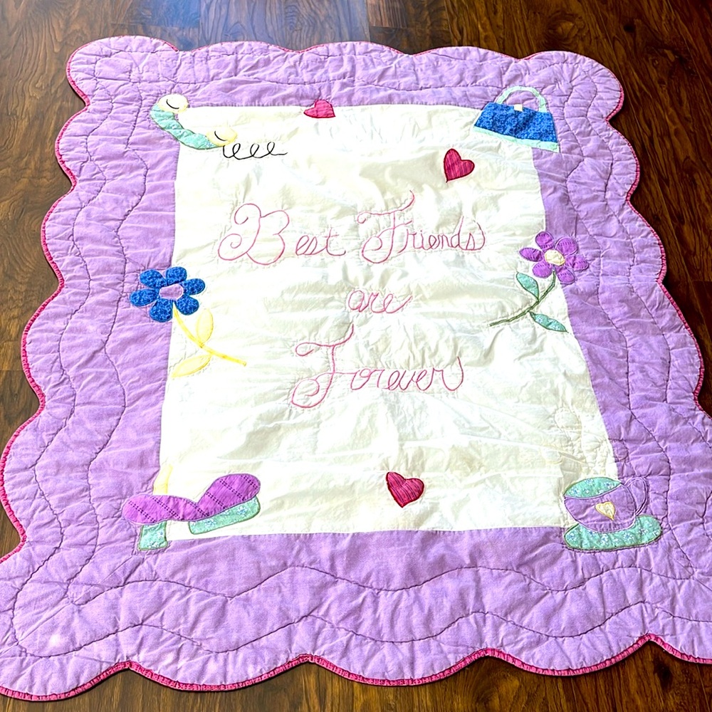Best Friends are Forever lightweight quilt/wallhanging w/ scallop edges 55”x45”
